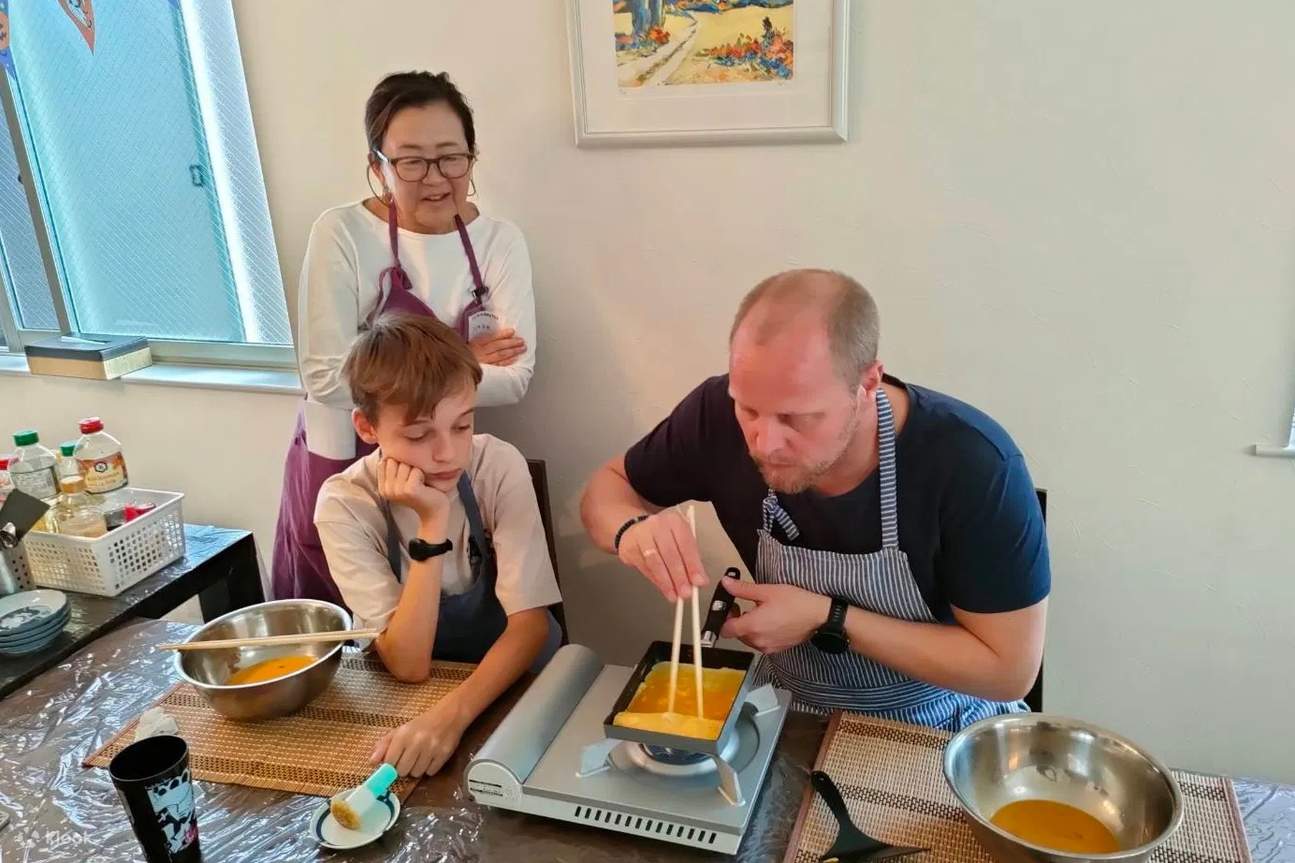 เรียนทำอาหารแบบโฮมเมด: ซูชิโรล ทามาโกะยากิ และทัวร์ตลาดในโตเกียว