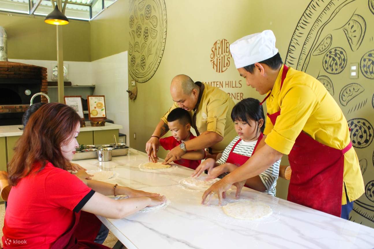 「重返童真」套裝行程包含披薩DIY手作體驗，讓您與家人朋友一同製作專屬披薩，共享歡樂時光。