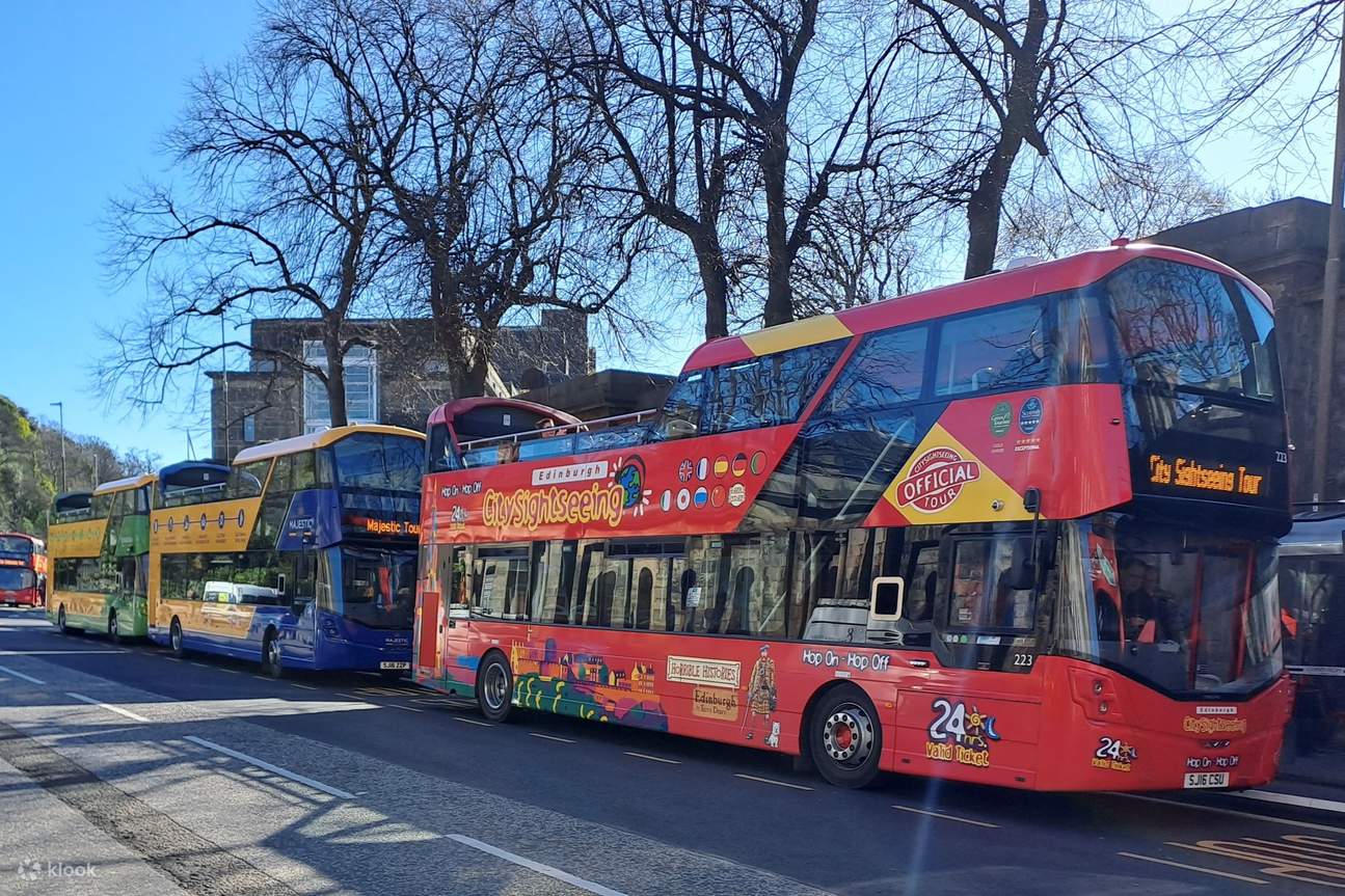 Bus wisata di halte keberangkatan