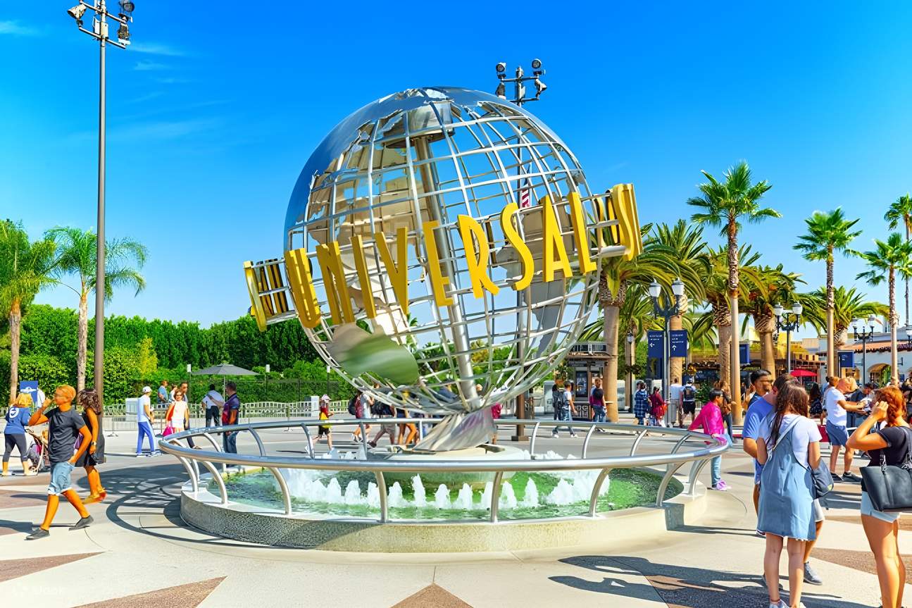 ถ่ายภาพที่ลูกโลกอันเป็นเอกลักษณ์ของ Universal และฉากหลังในธีมฮอลลีวูด