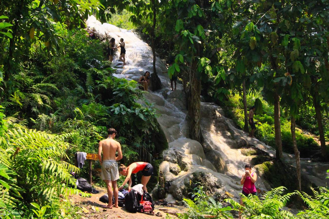 gente junto a pegajosas cascadas Chiang Mai
