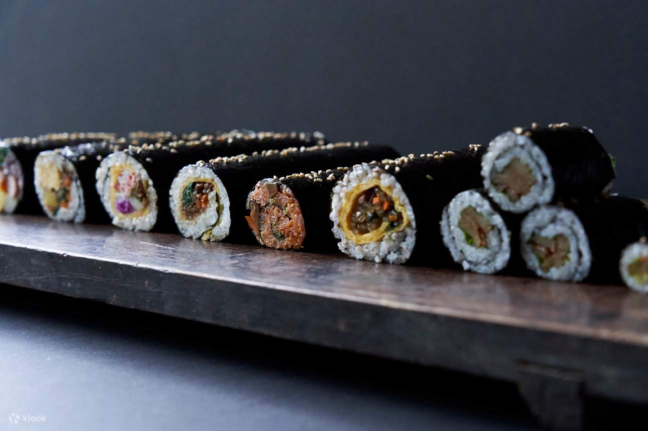 「韓国風海苔巻き（キンパ）マスター」クラスでは、プルコギキンパ、卵焼きキンパ、裏巻きツナキンパ、イカキムチチヂミの作り方を学び、試食できます。