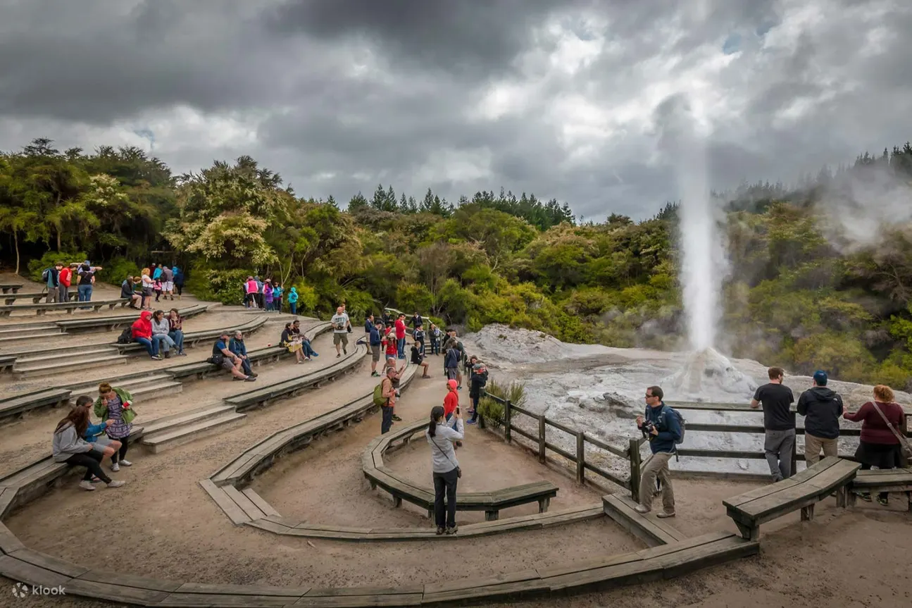 沉浸在怀奥塔普地热仙境 (Wai-O-Tapu Thermal Wonderland) 色彩缤纷的地热奇观中