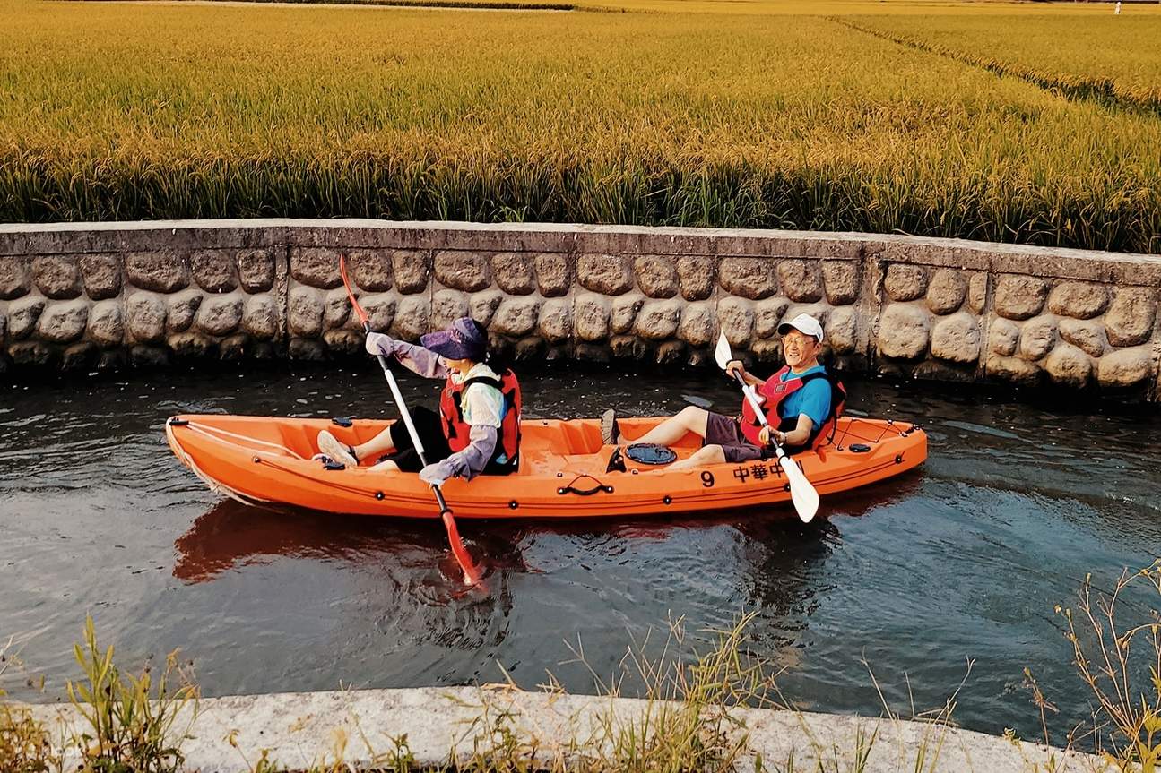 Uomini e donne partecipano a un'esperienza in canoa