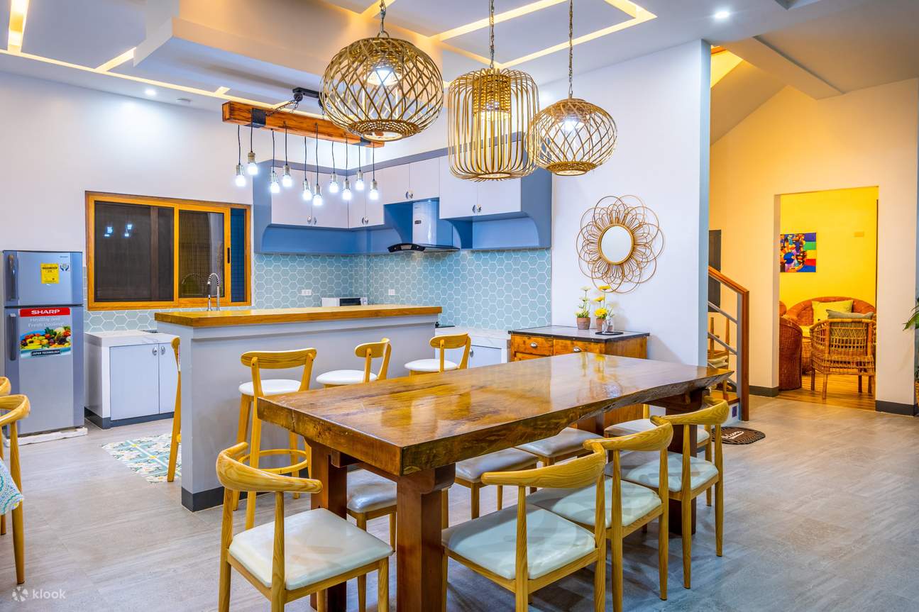 Dapur dan ruang makan yang nyaman dengan meja dan kursi kayu