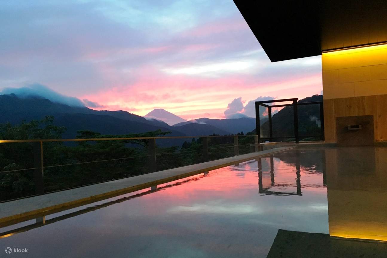 vista de la puesta de sol en Ryuguden Honkan