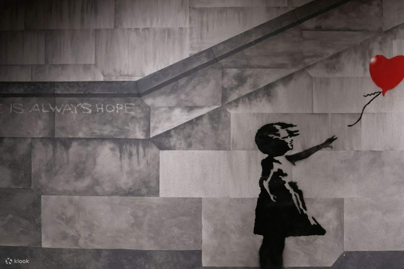 Un impresionante mural que revela la profundidad del comentario social de Banksy