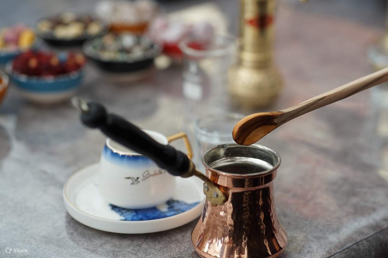 イスタンブールで、伝統と情熱を込めて作られた本格的なトルココーヒーをご体験ください。