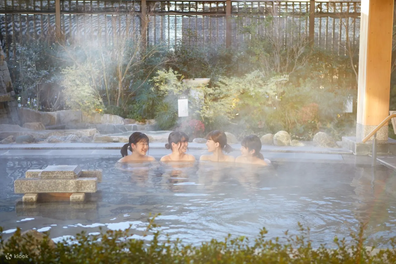 SPA HERBS Onsen 露天温泉池中的四位女士