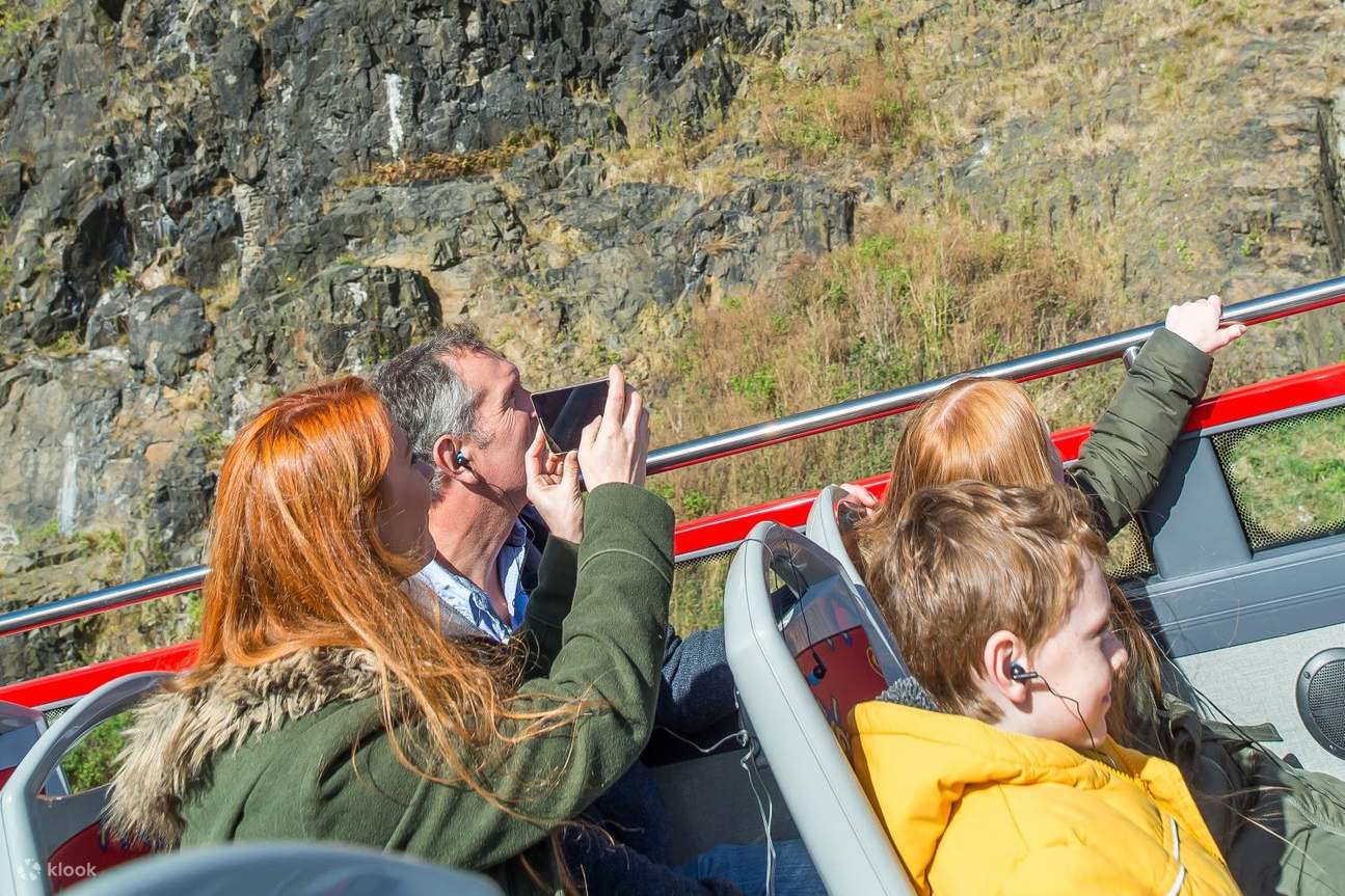 Turista che esplora Edimburgo su un autobus turistico