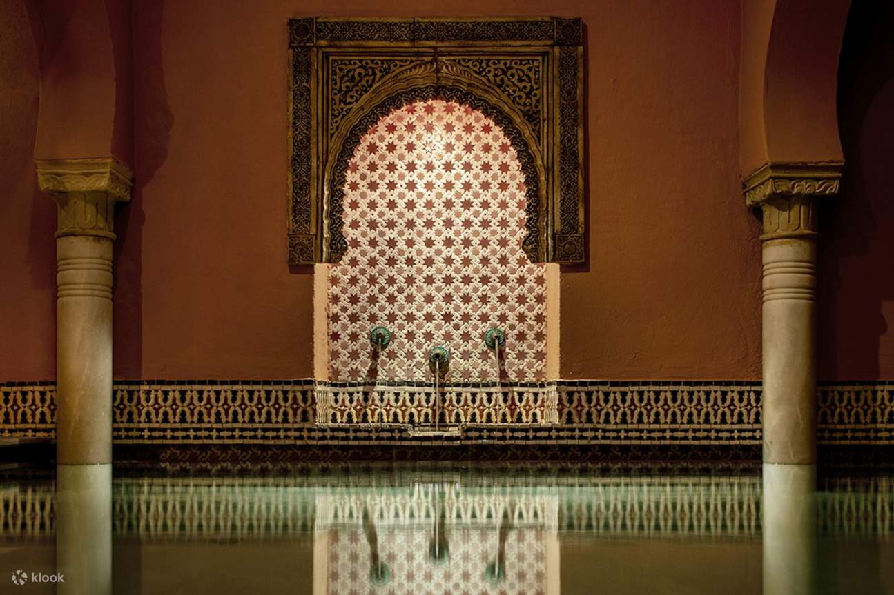 Умиротворяющее свечение фонарей усиливает атмосферу спокойствия и погружения в хаммаме.