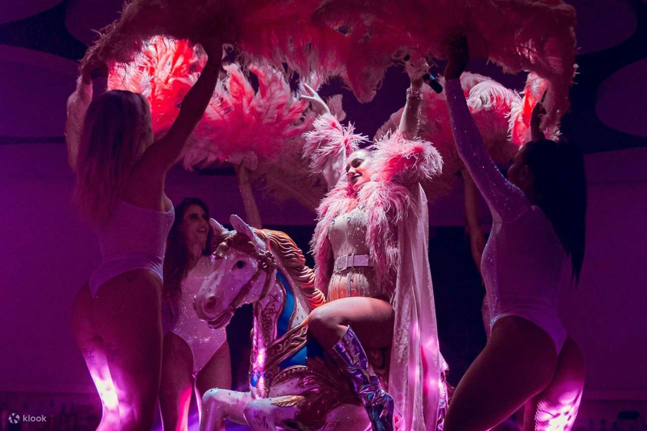 เพลิดเพลินกับค่ำคืนที่เต็มไปด้วยเสียงหัวเราะ ดนตรี และการเต้นรำ เหมาะสำหรับการเฉลิมฉลองการแสดงออกและความมั่นใจ