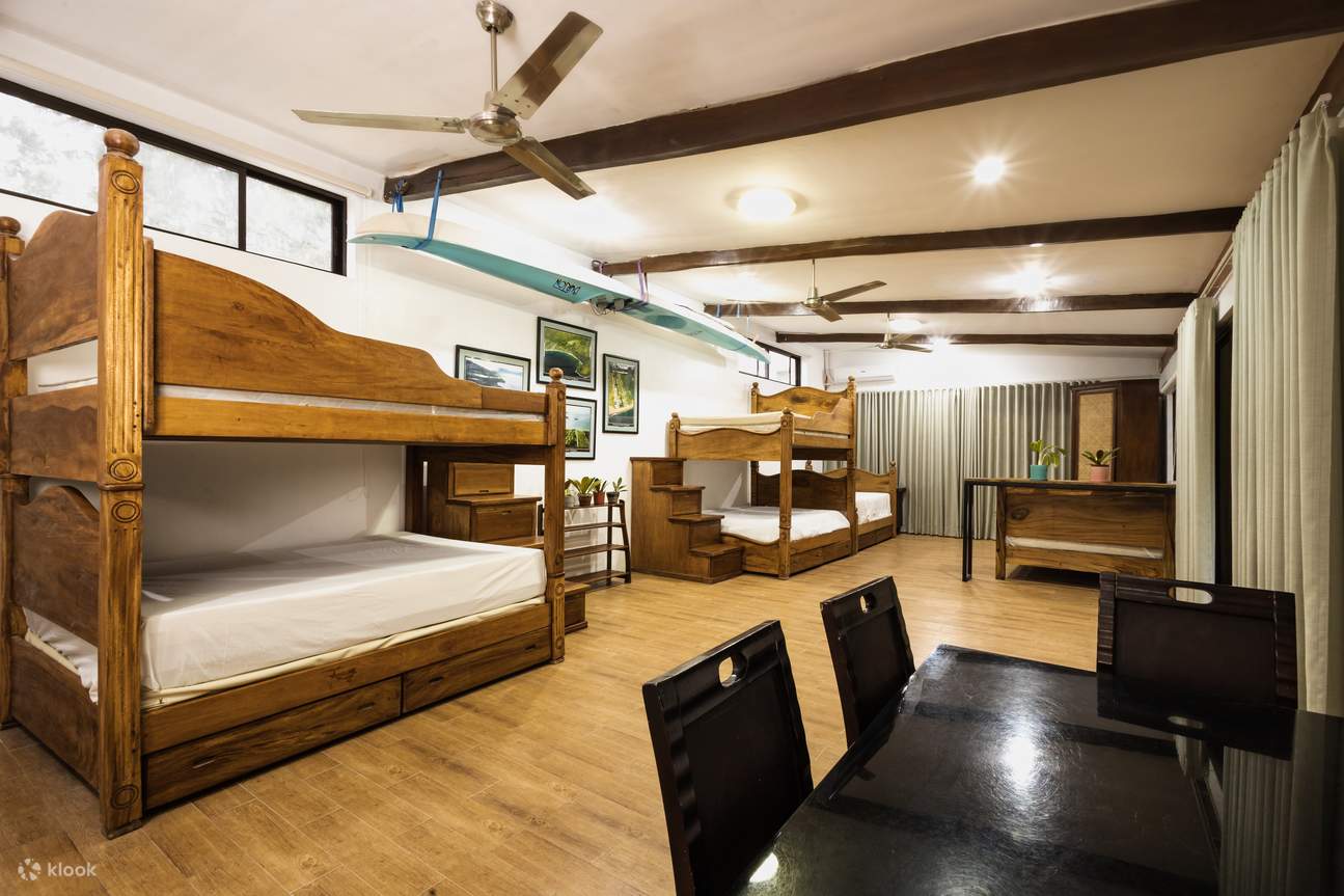 Dormitorio con varias literas y una mesa negra