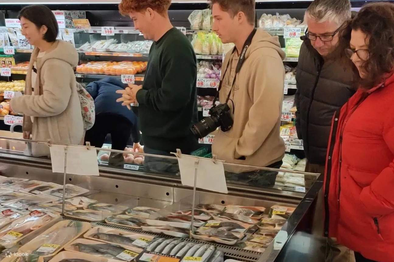 เรียนทำอาหารแบบโฮมเมด: ซูชิโรล ทามาโกะยากิ และทัวร์ตลาดในโตเกียว