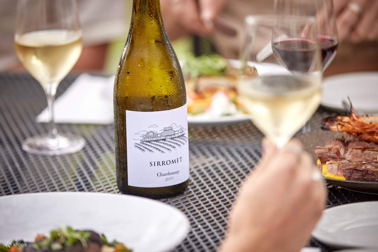 Побалуйте себя изысканными блюдами в сочетании с исключительными винами в винодельне Sirromet Winery.