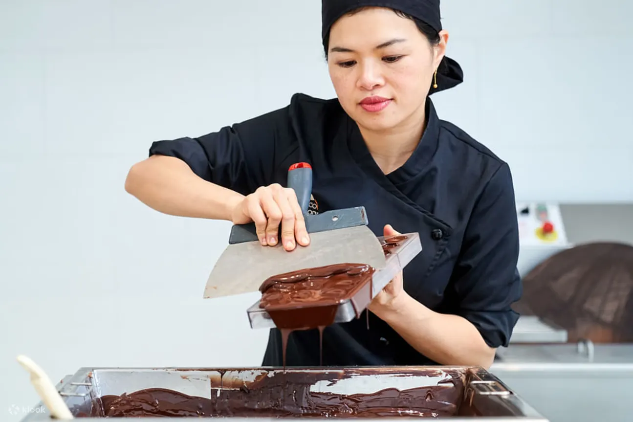 观看巧克力大师现场演示复杂的果仁糖制作过程