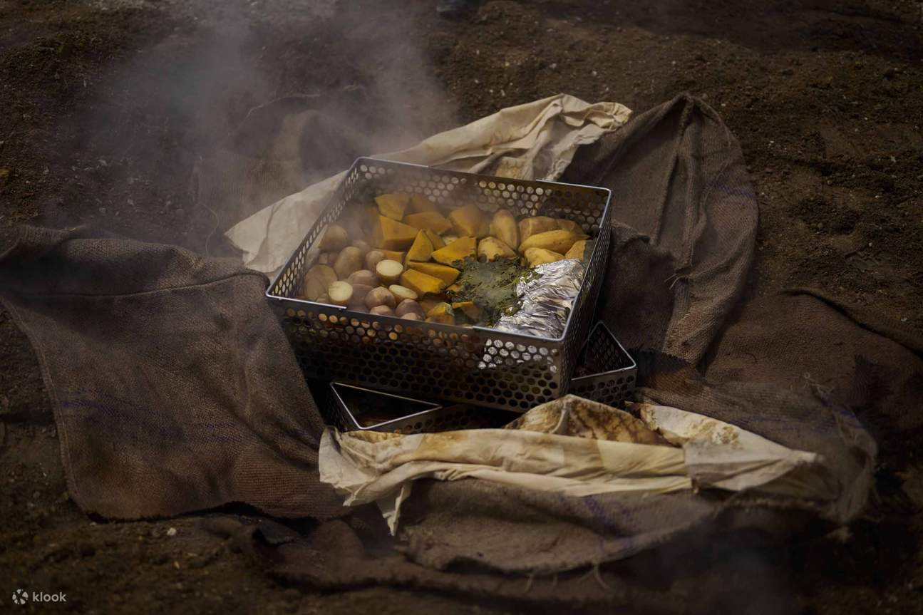 Nikmati hāngī, jamuan tradisional yang dimasak di bawah tanah