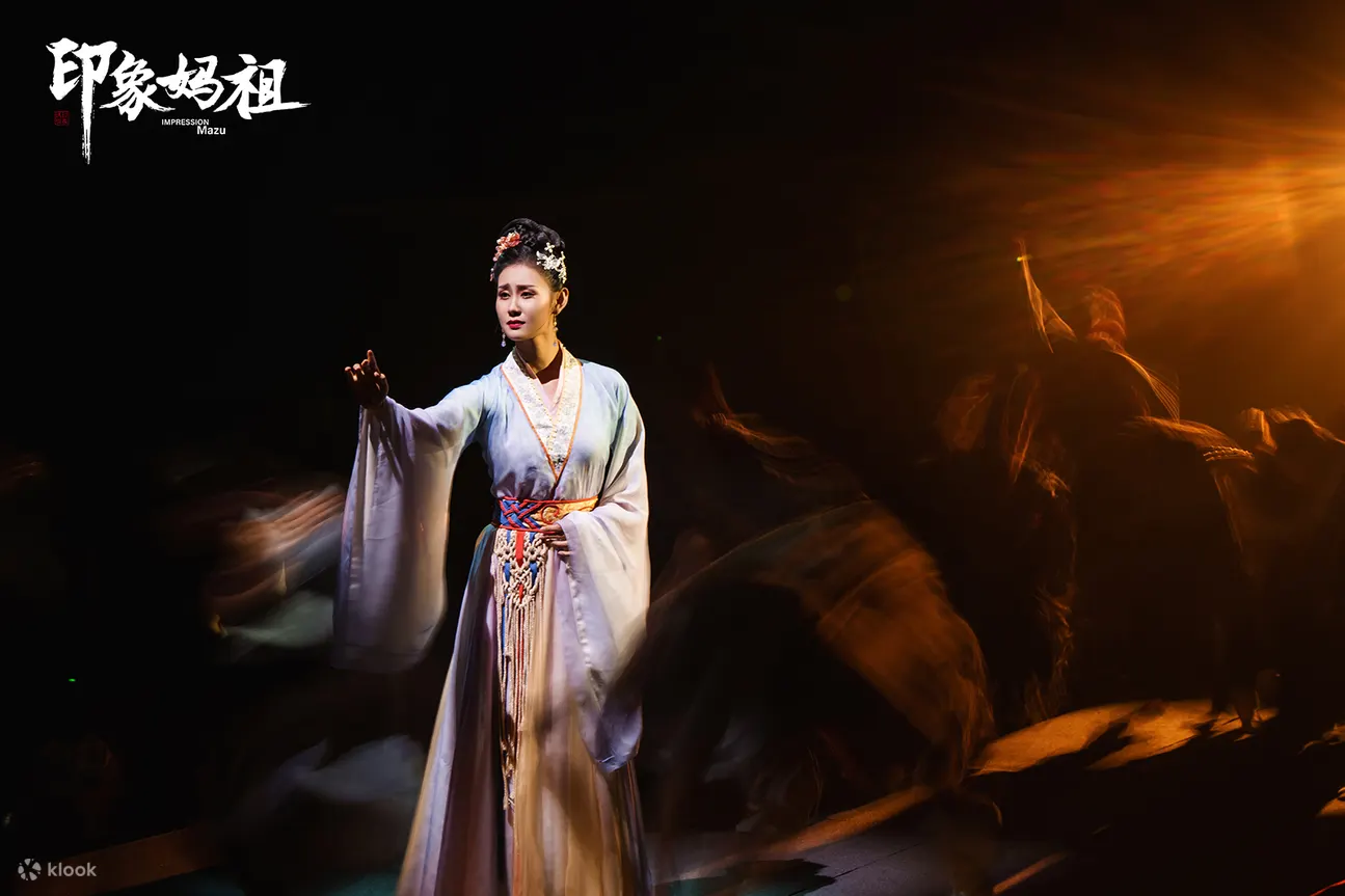 《印象妈祖》打造全国首个平行幻境舞台，以 “门” 为核心元素构建多重平行时空，突破虚实界限。搭配大型数控水幕，可模拟海面变化，结合造雾特效与背景屏幕，在妈祖救援等情节中，生动还原惊险场景，带来沉浸式视觉冲击