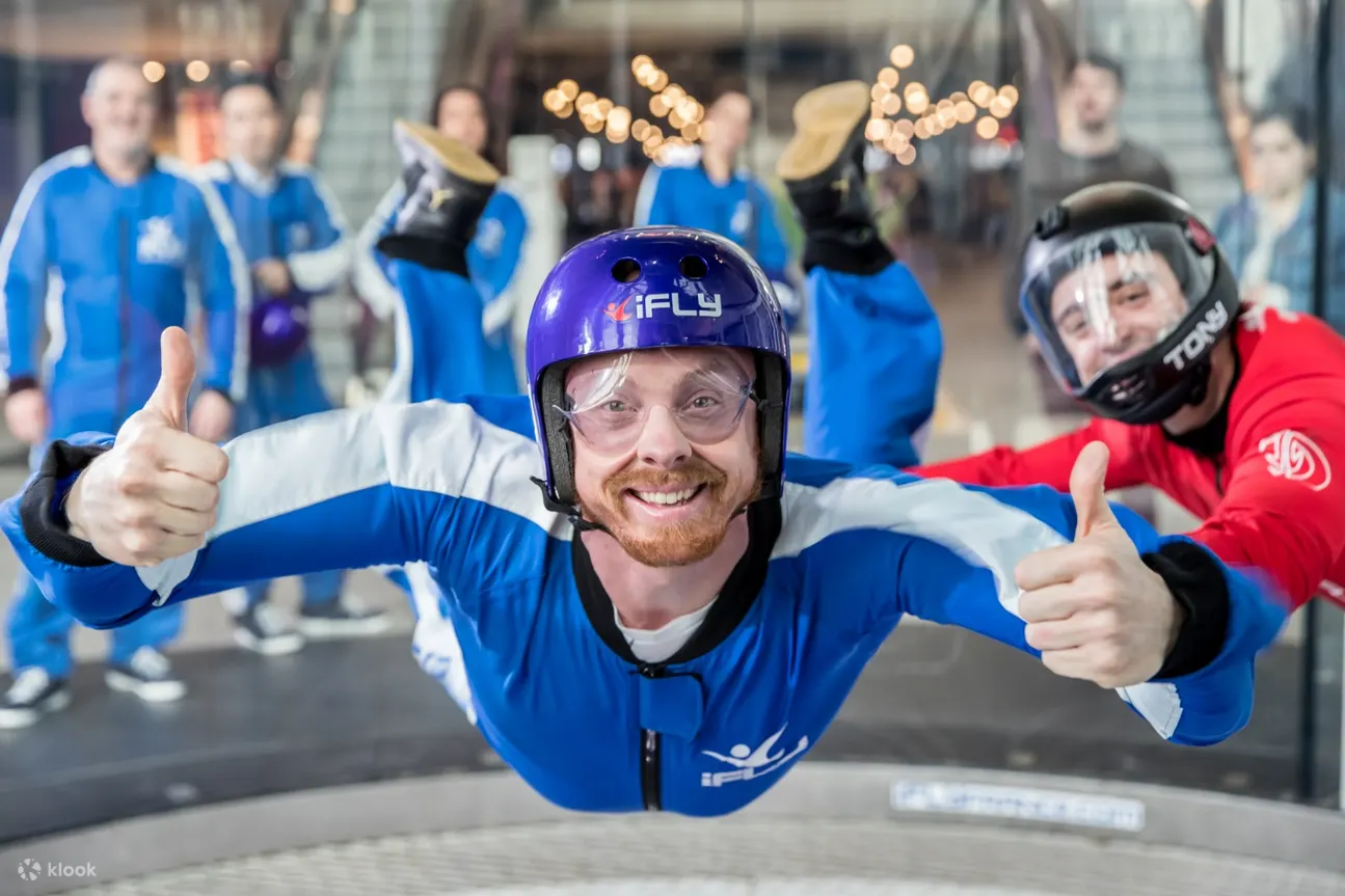 男子室内跳伞与 ifly 教练