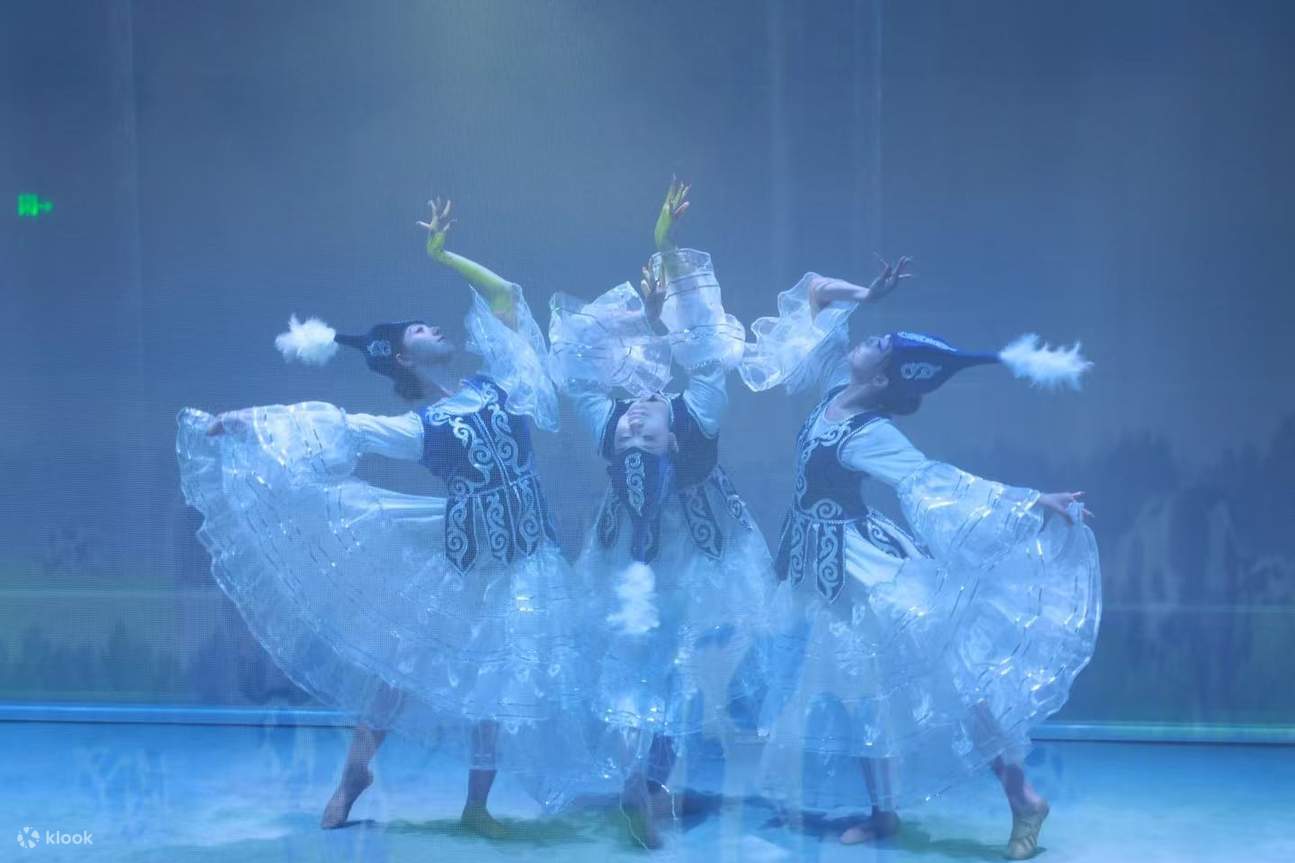 舞蹈演员的动作轻盈柔美，无论是裙摆的翻飞还是手势的变换，都极具韵律感，尤其是 “胡旋舞” 片段，旋转间裙摆如绽放的花朵，让人仿佛看到盛唐时期的歌舞盛景