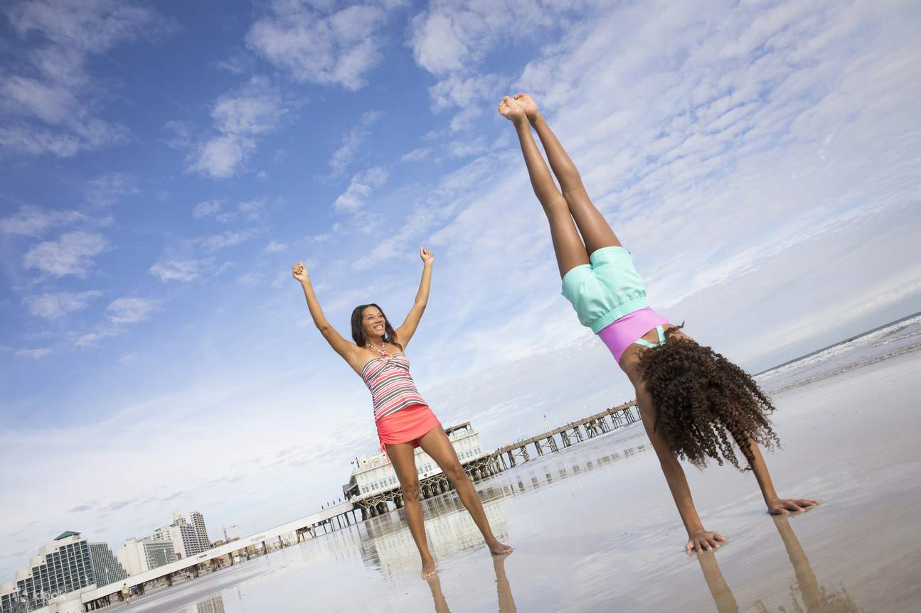 Bersantailah dan nikmati hangatnya matahari sambil menikmati setiap momen di pasir Daytona Beach