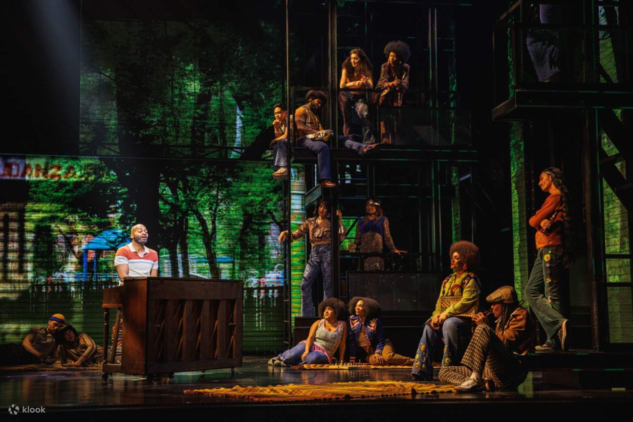 안무된 우아함과 NYC 거리에서 만나는 생생한 감정