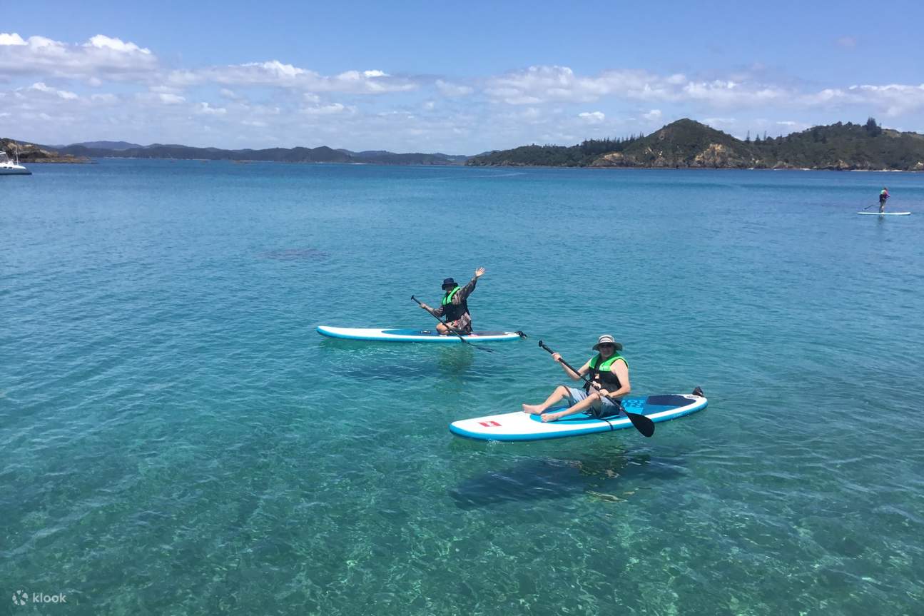 เล่นแพดเดิลบอร์ดในน้ำใส