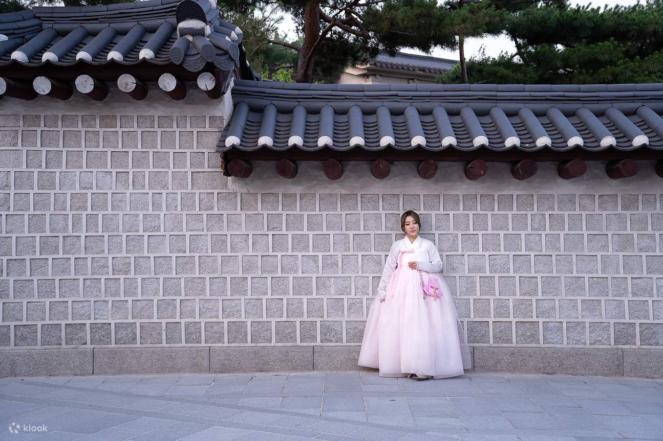 Chụp ảnh hanbok màu pastel dịu dàng tại làng Bukchon cổ kính - thanh bình & duyên dáng.