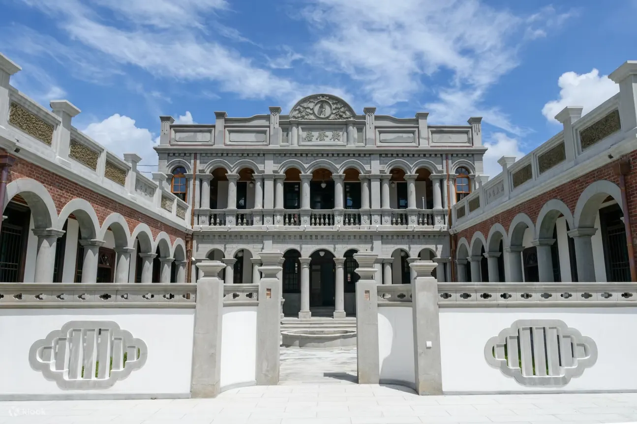 近百年历史，结合巴洛克及中式三合院建筑，气派华丽宛如置身异国的错觉