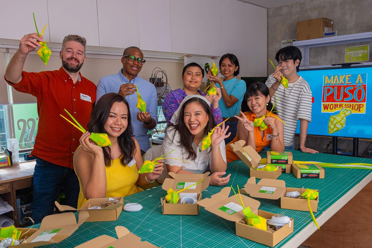 Groupe tout sourire après avoir terminé son atelier de tissage de puso