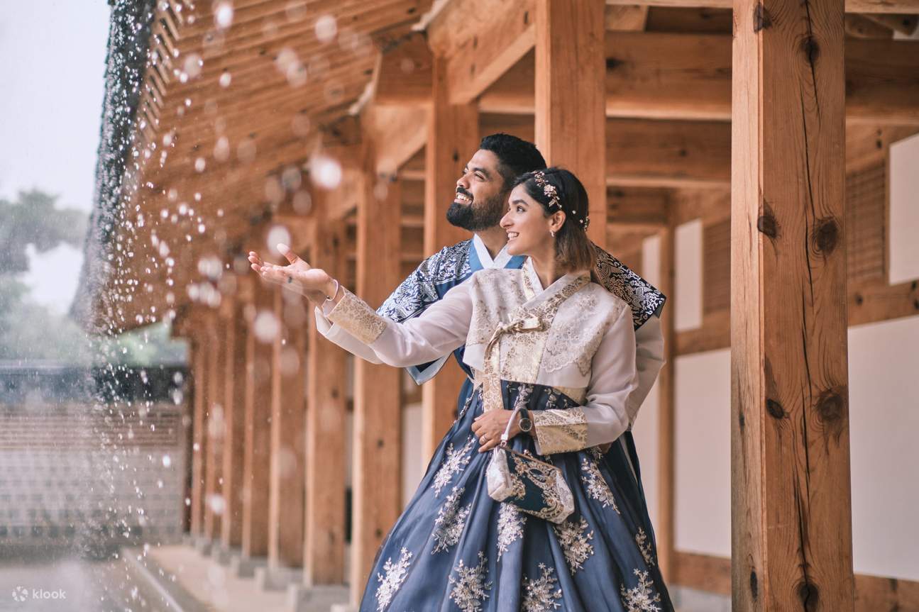 Nikmati sesi fotografi Hanbok walaupun ketika cuaca hujan