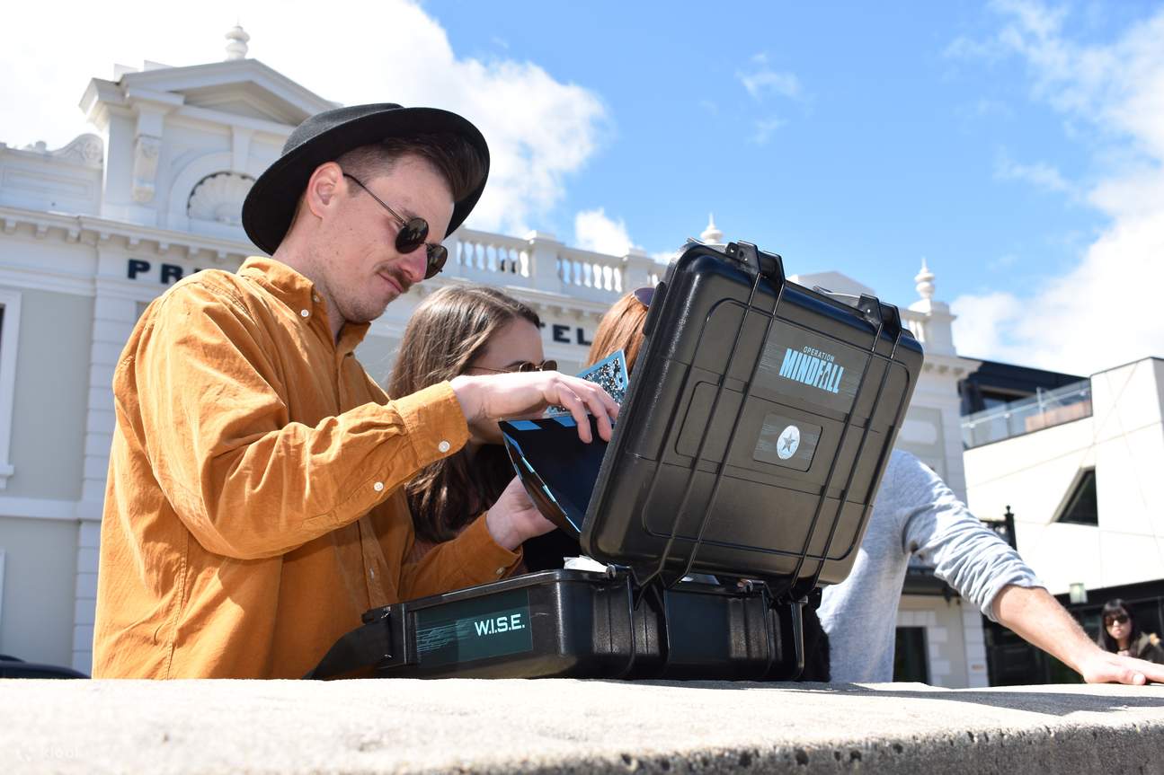 Мужчина пытается взломать чемодан