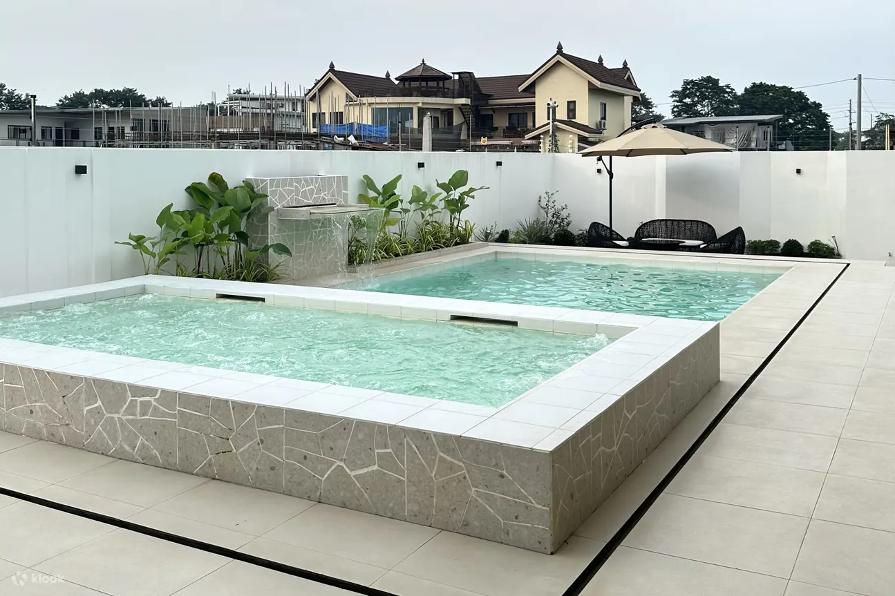 云别墅的泳池和按摩浴缸