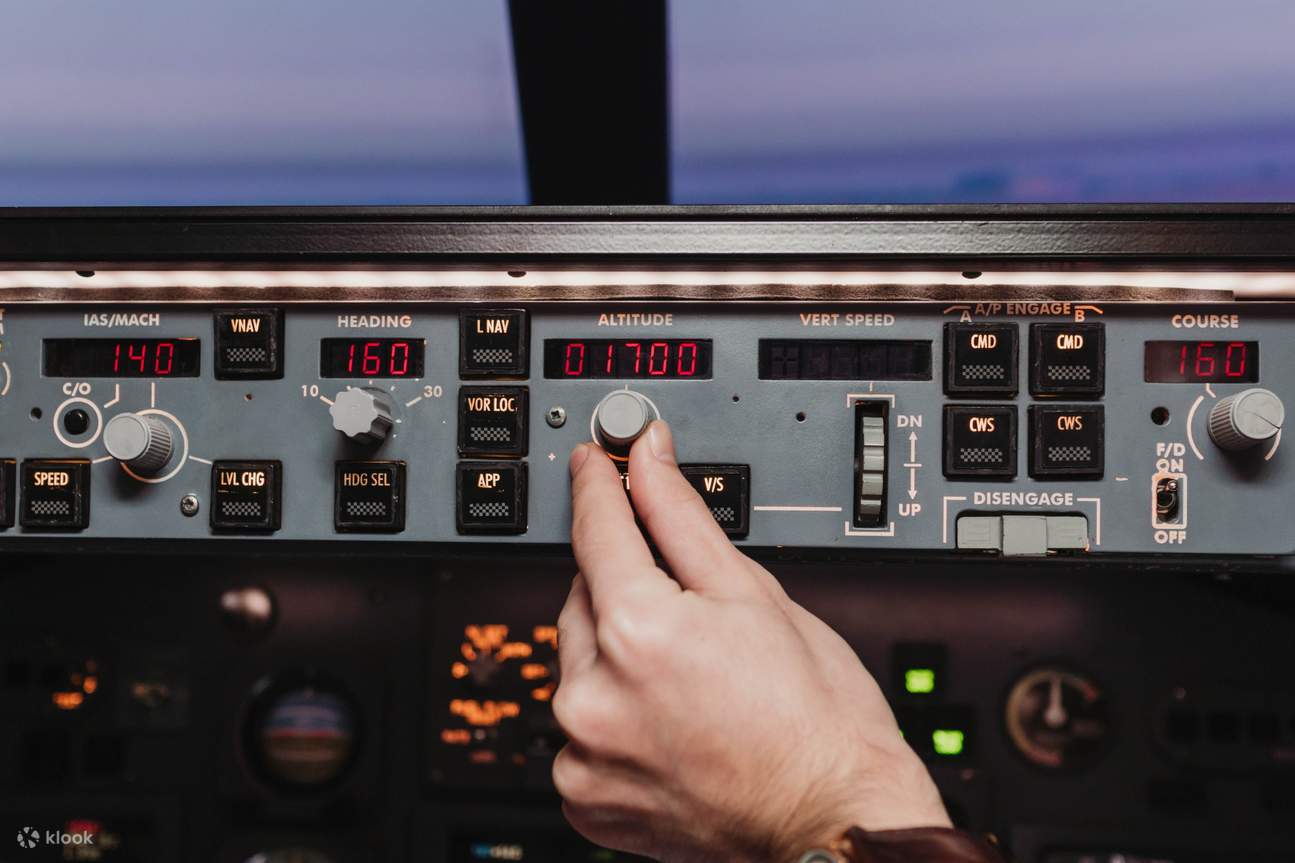 Tangan menyesuaikan kenop pesawat