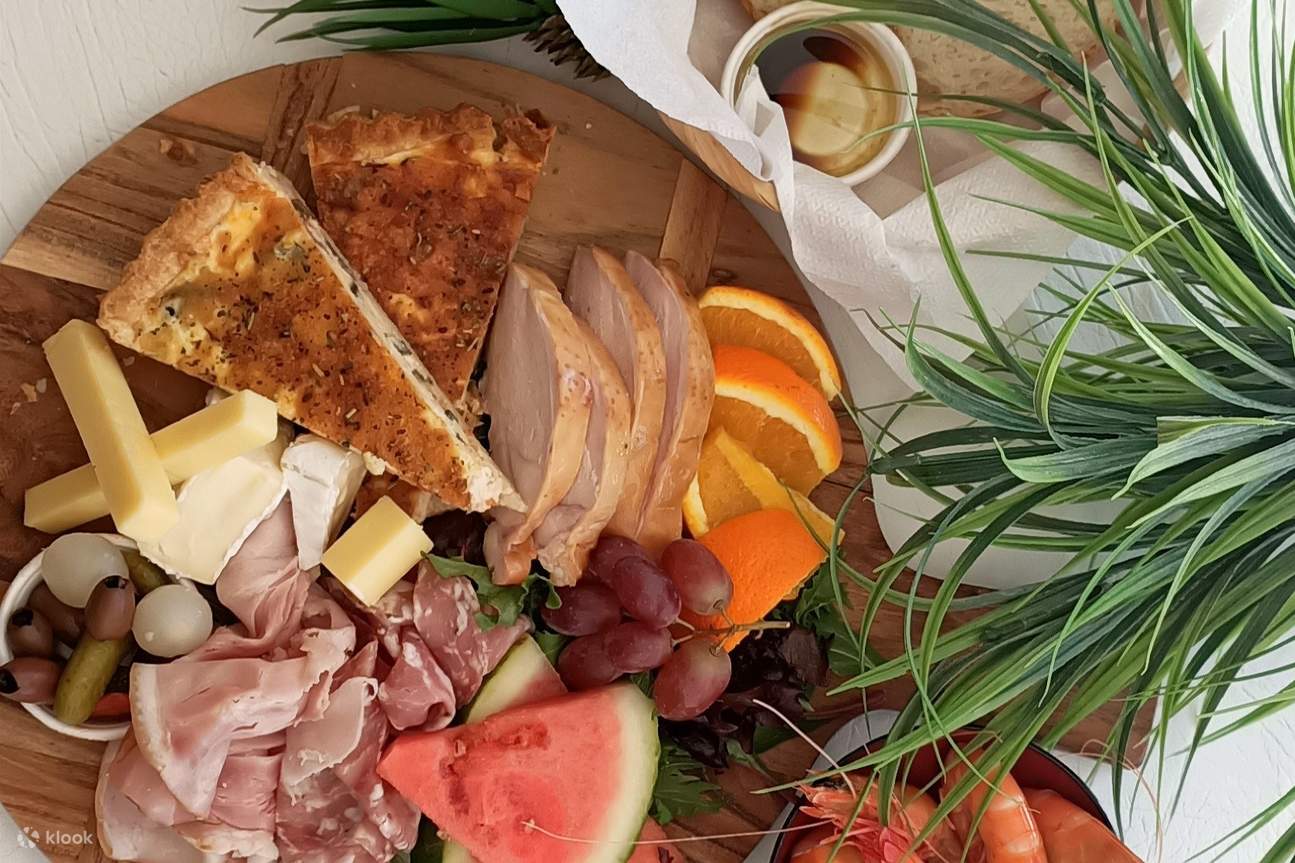 Разнообразный выбор блюд местной кухни 