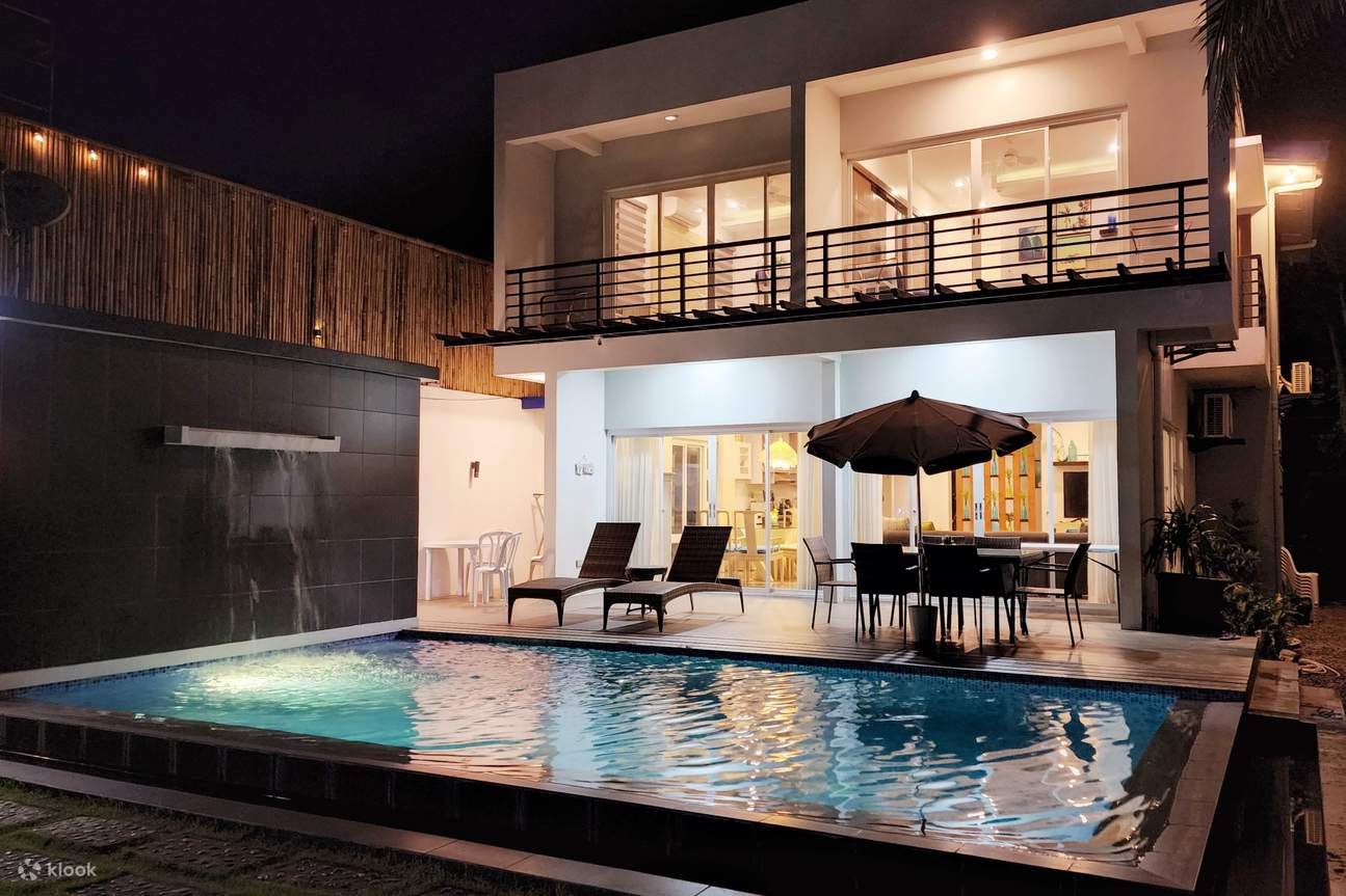 夜晚的海滨小屋外观