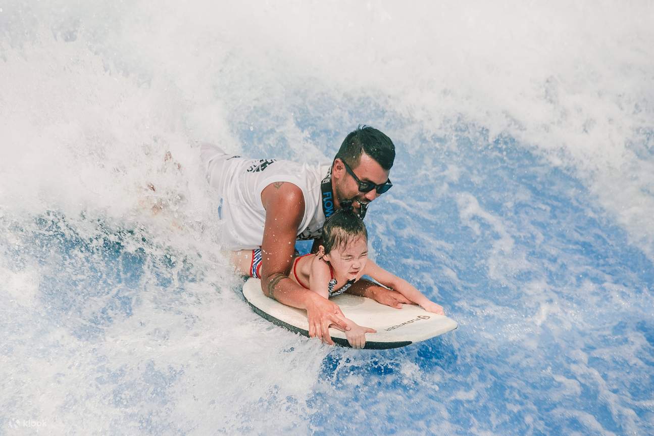 ayah dan anak mencuba flowride