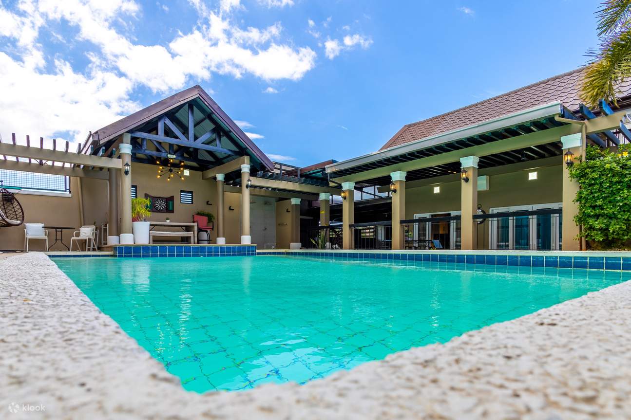 Дом с открытым бассейном и патио