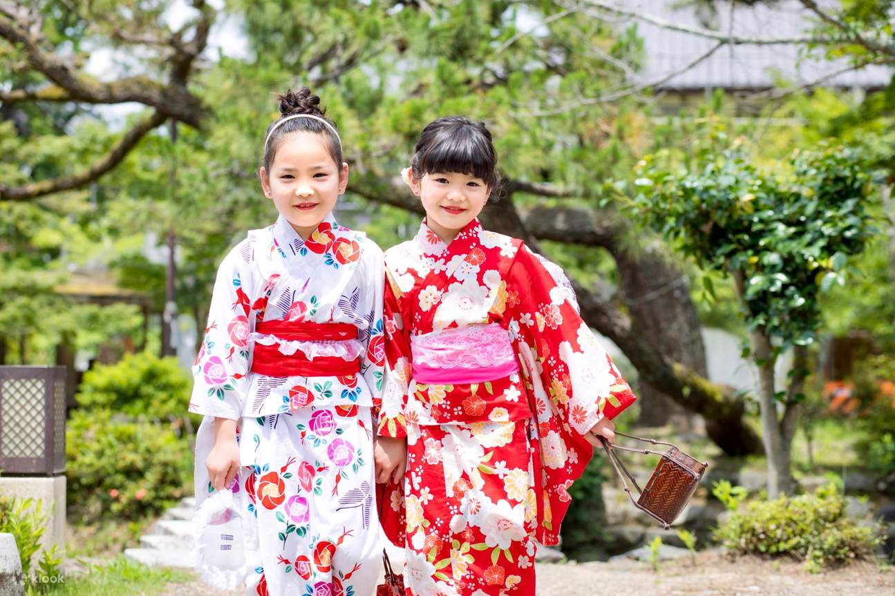 Robe kimono rose avec éventail pour enfant