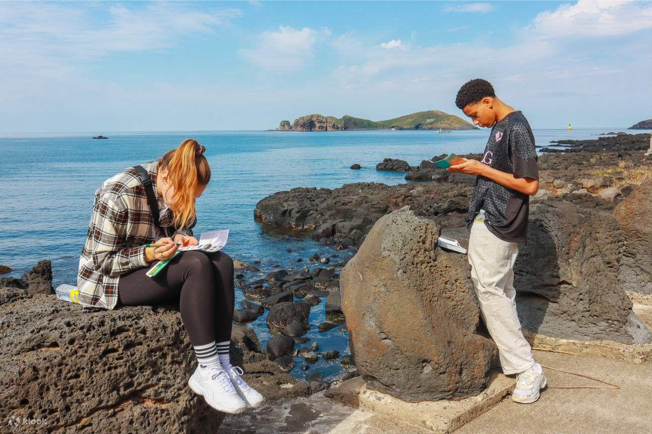 Di tepi pantai, laut dalam kontras dengan basal gelap. Dalam hembusan angin laut, Anda berhenti untuk membuat sketsa dan merekam warnanya.