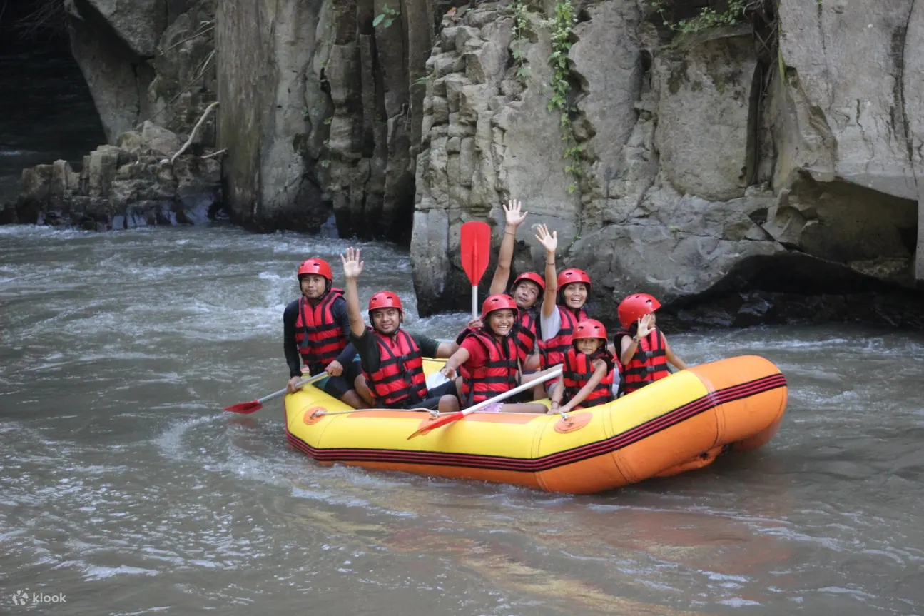 people in ayung river