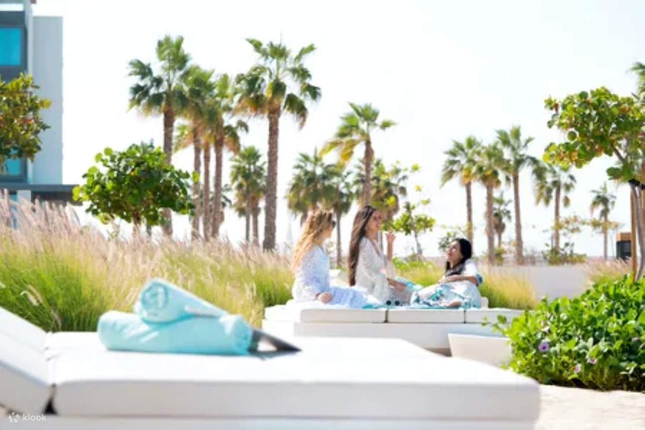 享受一整天宁静泳池和私人海滩的体验，尽情放松身心。