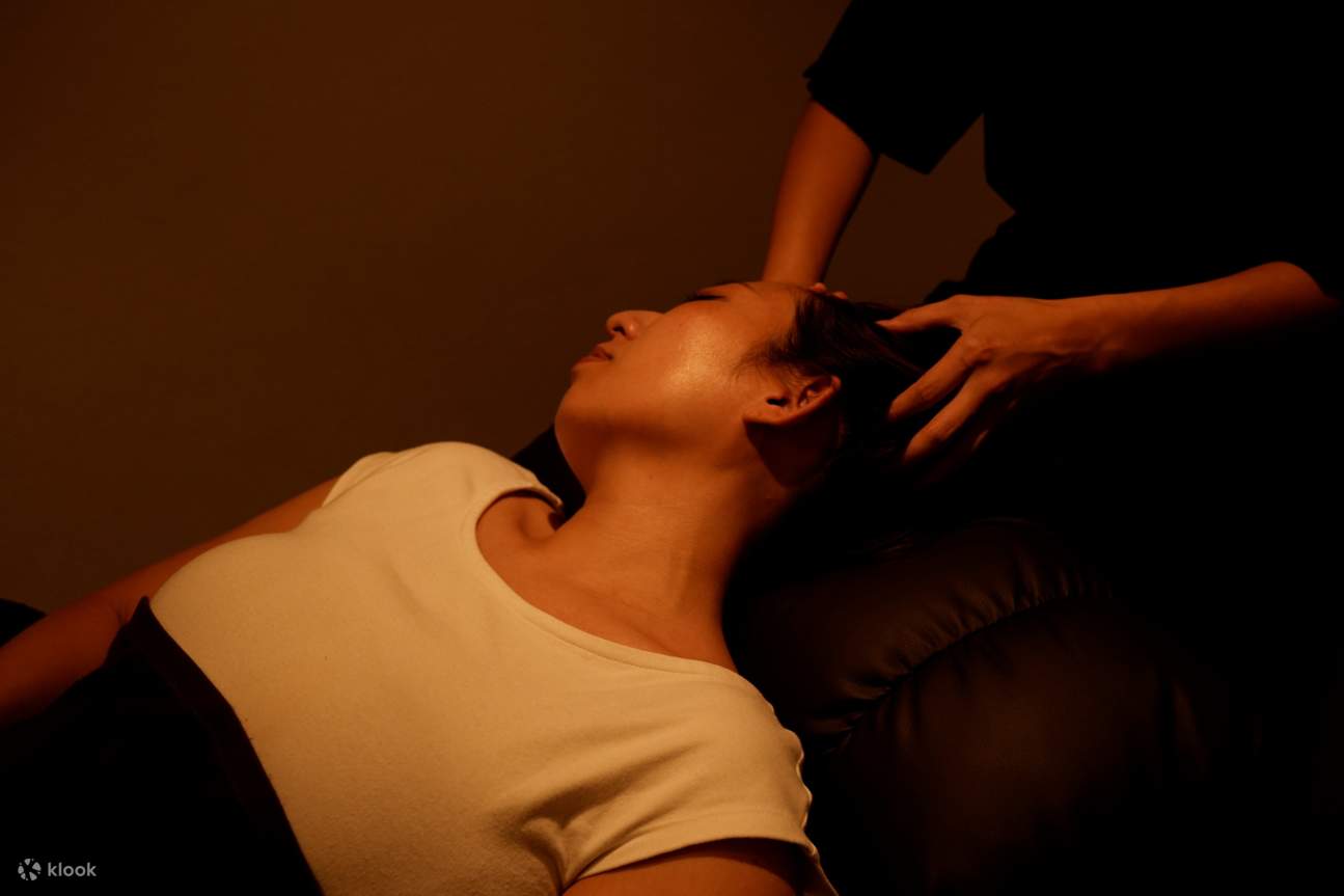 By promoting blood circulation in the scalp, it can effectively alleviate eye fatigue and sleep deprivation.