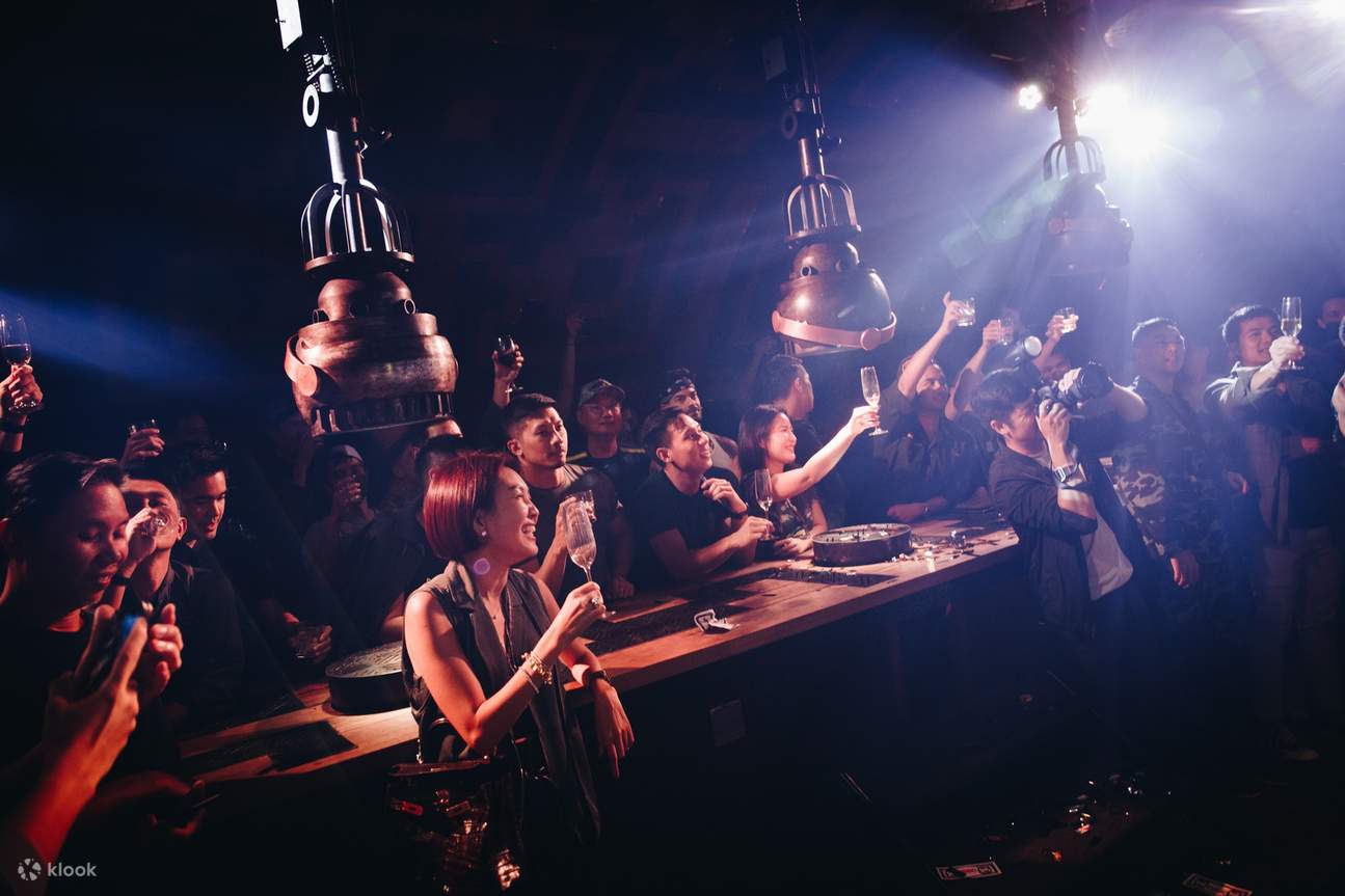 Bar de música en vivo Bangkok | Avani+ Ribera | Objetos perdidos