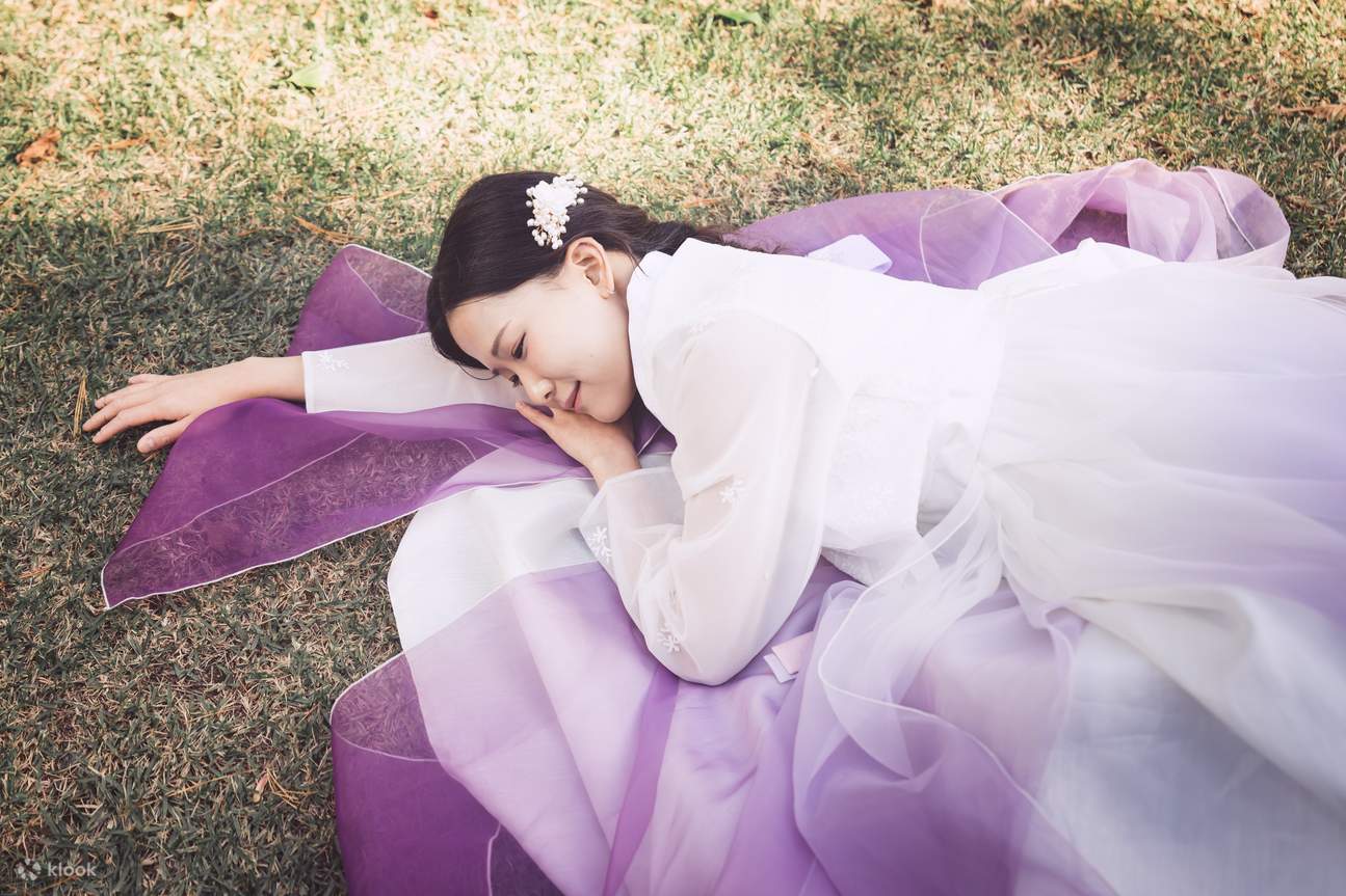 Berjalan di sepanjang jalan Metasequoia di Pulau Namiseom dengan mengenakan hanbok adalah momen spesial untuk merasakan keanggunan tradisi dalam ketenangan alam.