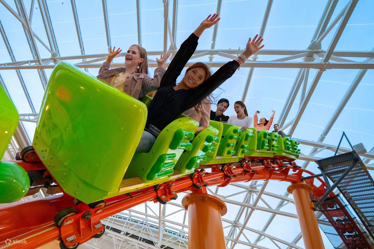 尋求刺激的遊客一定會喜歡尼克爾登宇宙主題公園高聳的過山車和適合所有年齡段的刺激遊樂設施