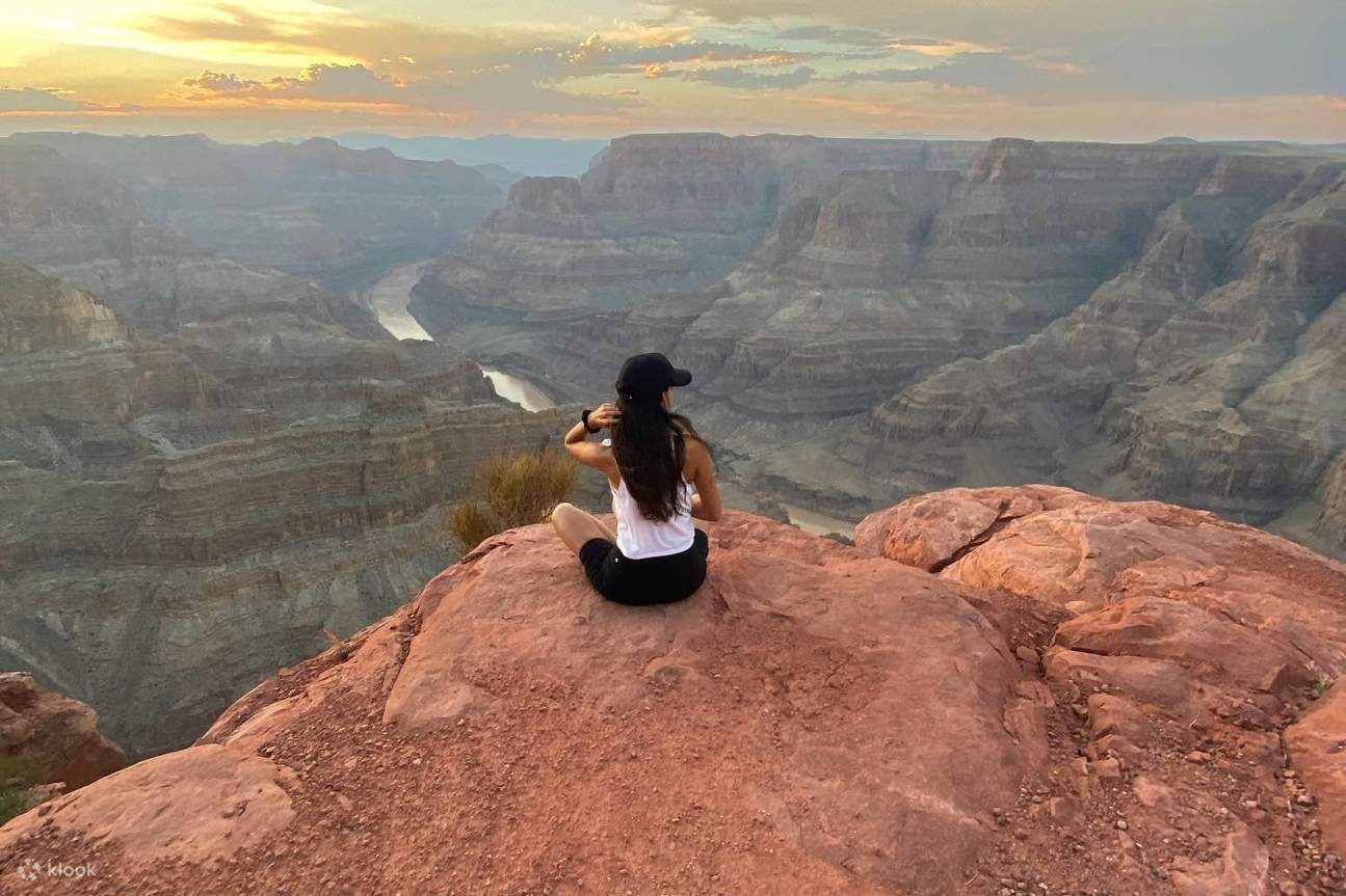 Femme assise au bord d'une falaise