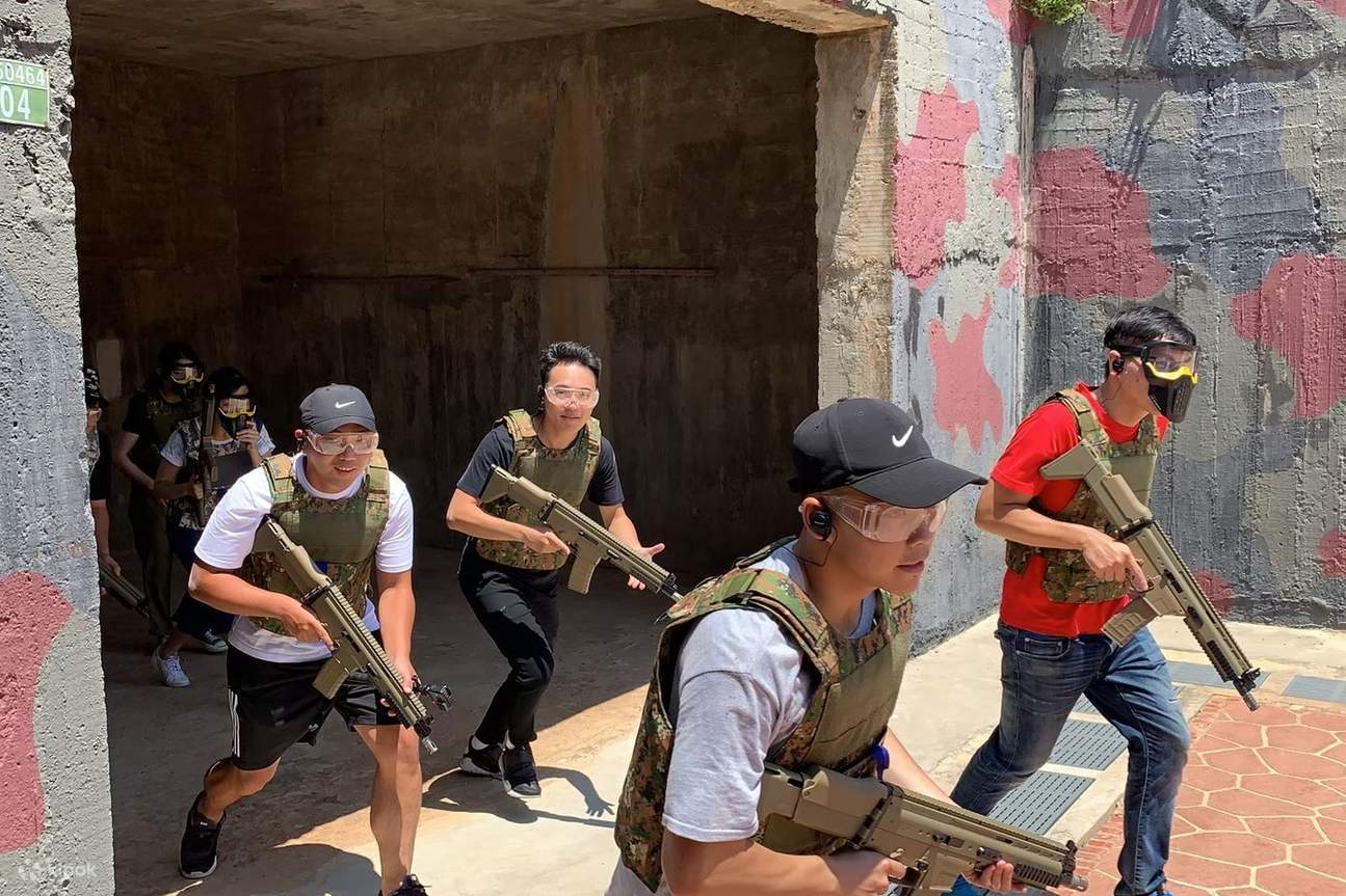 Прикрывайте друг друга с товарищами по команде, чтобы избежать атак.