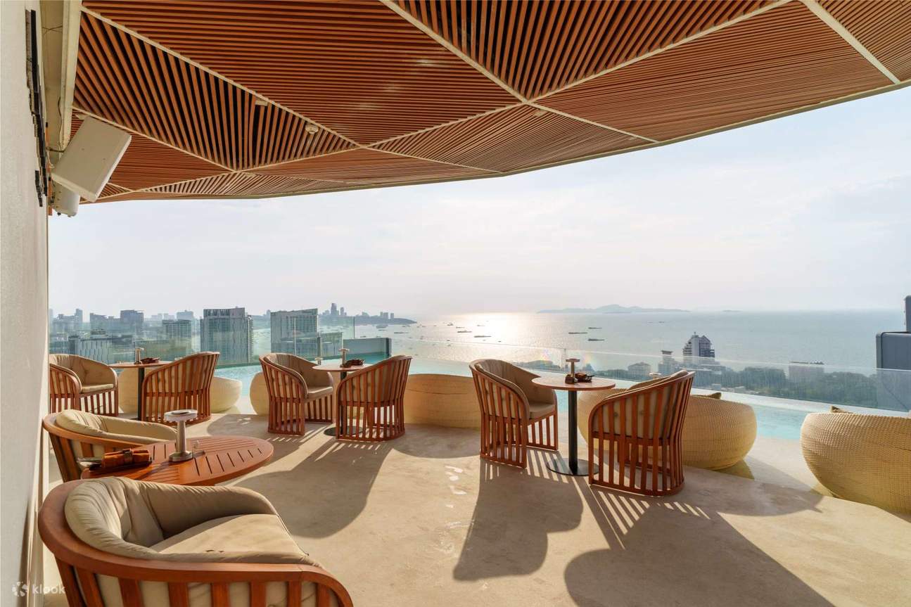 Послеобеденный чай в Barracuda Sky Gala Bar, Akara Hotel Pattaya