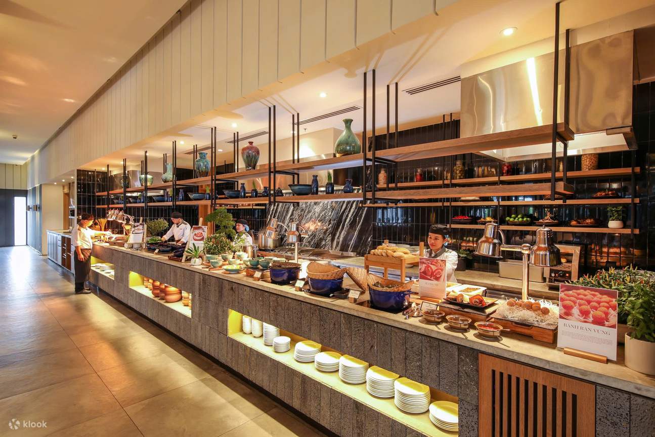 Menu Set Vietnam & Barat yang Autentik di Oakwood Ha Long